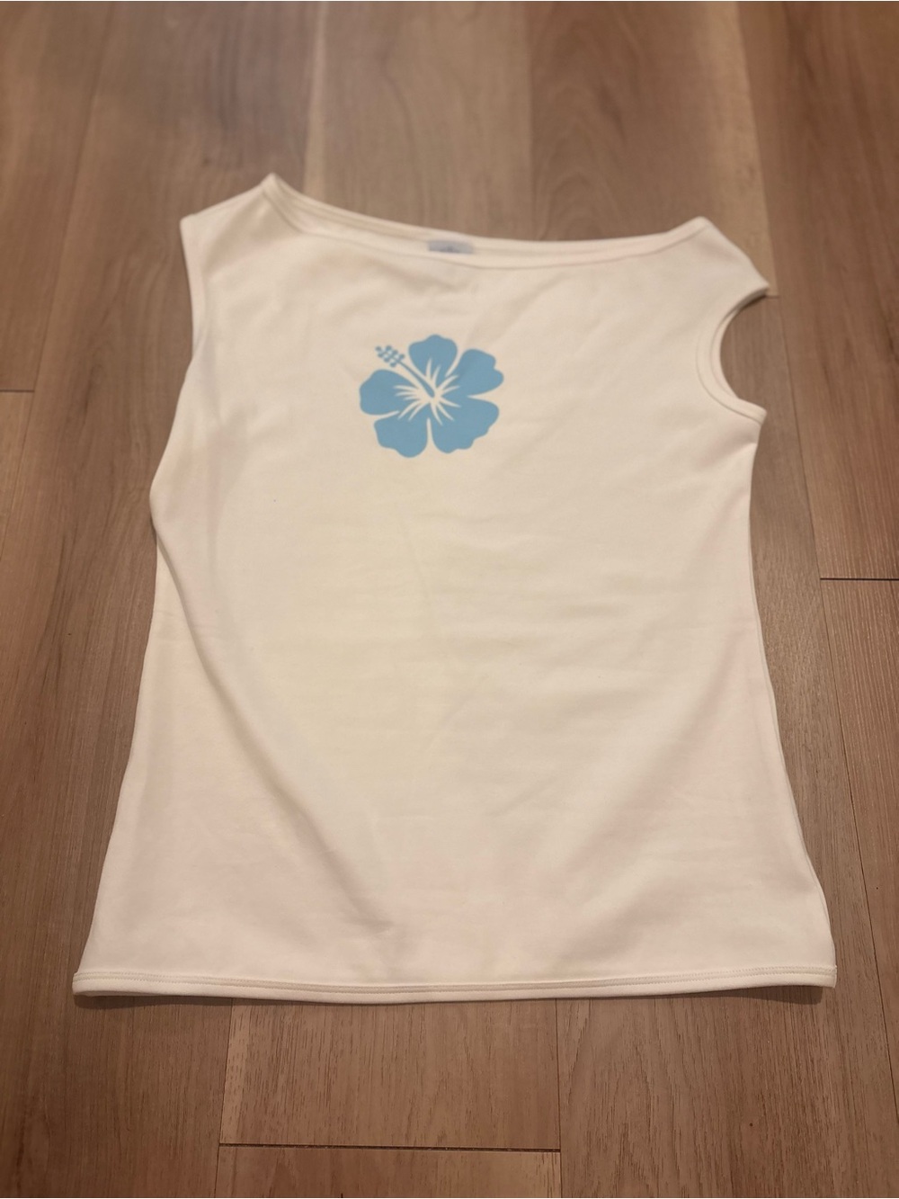 Source Unknown White Short Sleeve Tee with Light Blue Hibiscus
